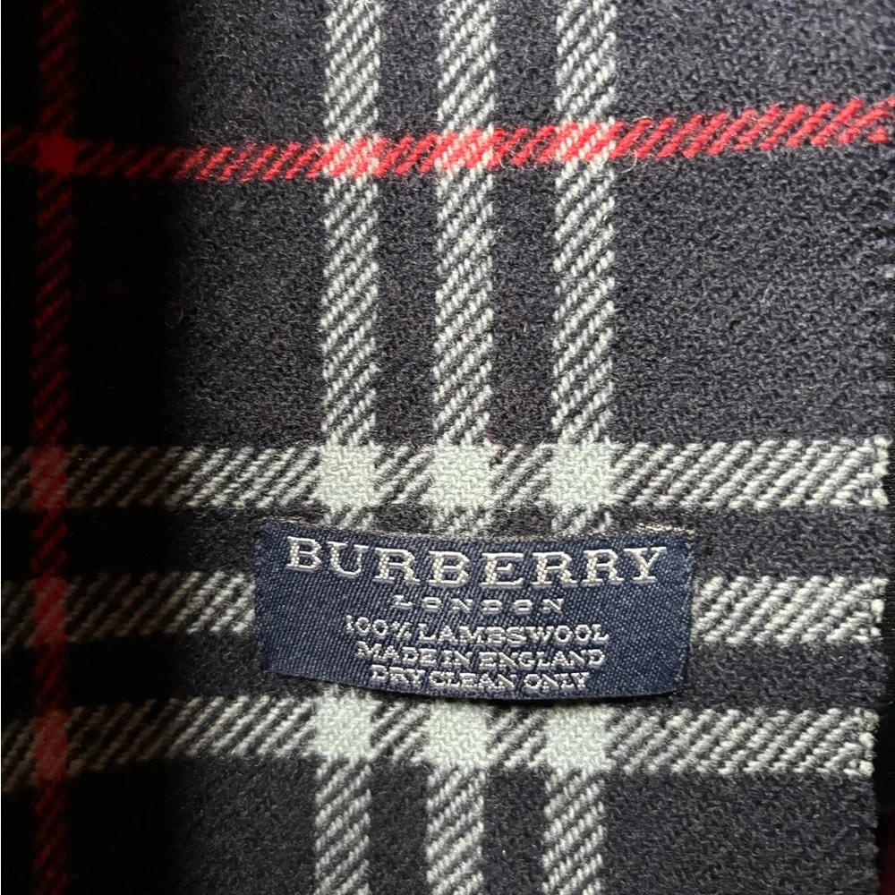 Burberry Vintage scarf. 🧣 good used condition. 100% lambswool - Picture 2 of 4